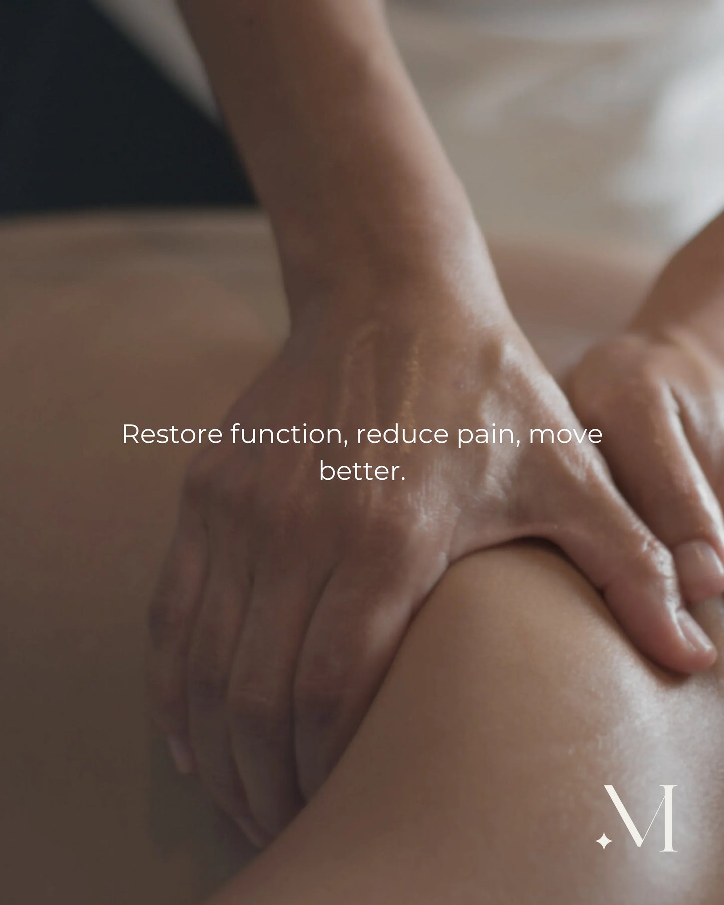 Close-up van de handen van een therapeut die een diepe weefselmassage uitvoert op een blote rug, met een wellness-slogan.
