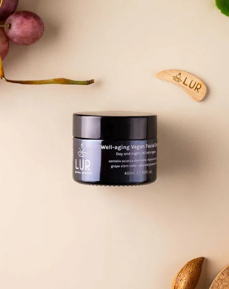 LUR Well-aging Vegan Facial Cream potje met druiven en natuurlijke elementen op een beige achtergrond