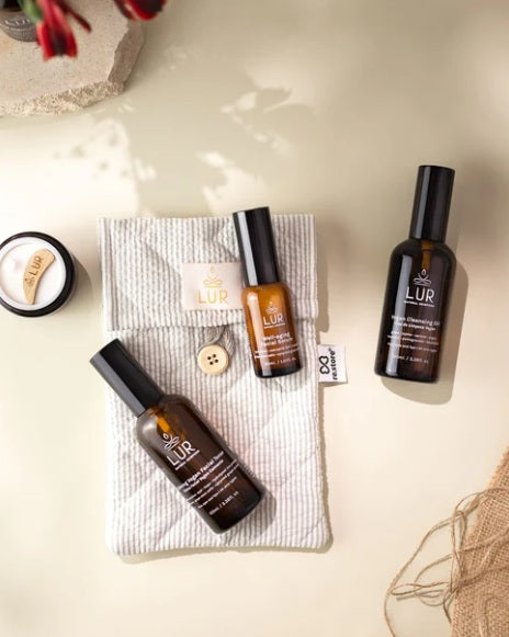 LUR huidverzorgingsflessen en crèmepotje in een etui van gestructureerde stof, wellness- en zelfverzorgingsproducten