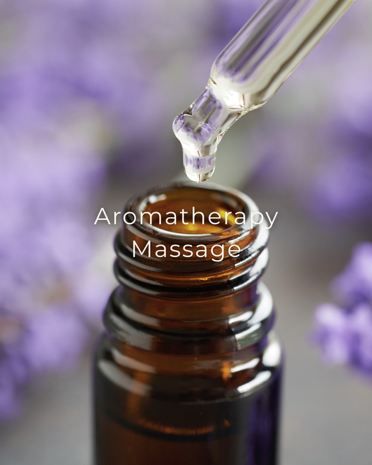 Flesje aromatherapie massageolie met pipet en lavendelbloemen op een onscherpe achtergrond.