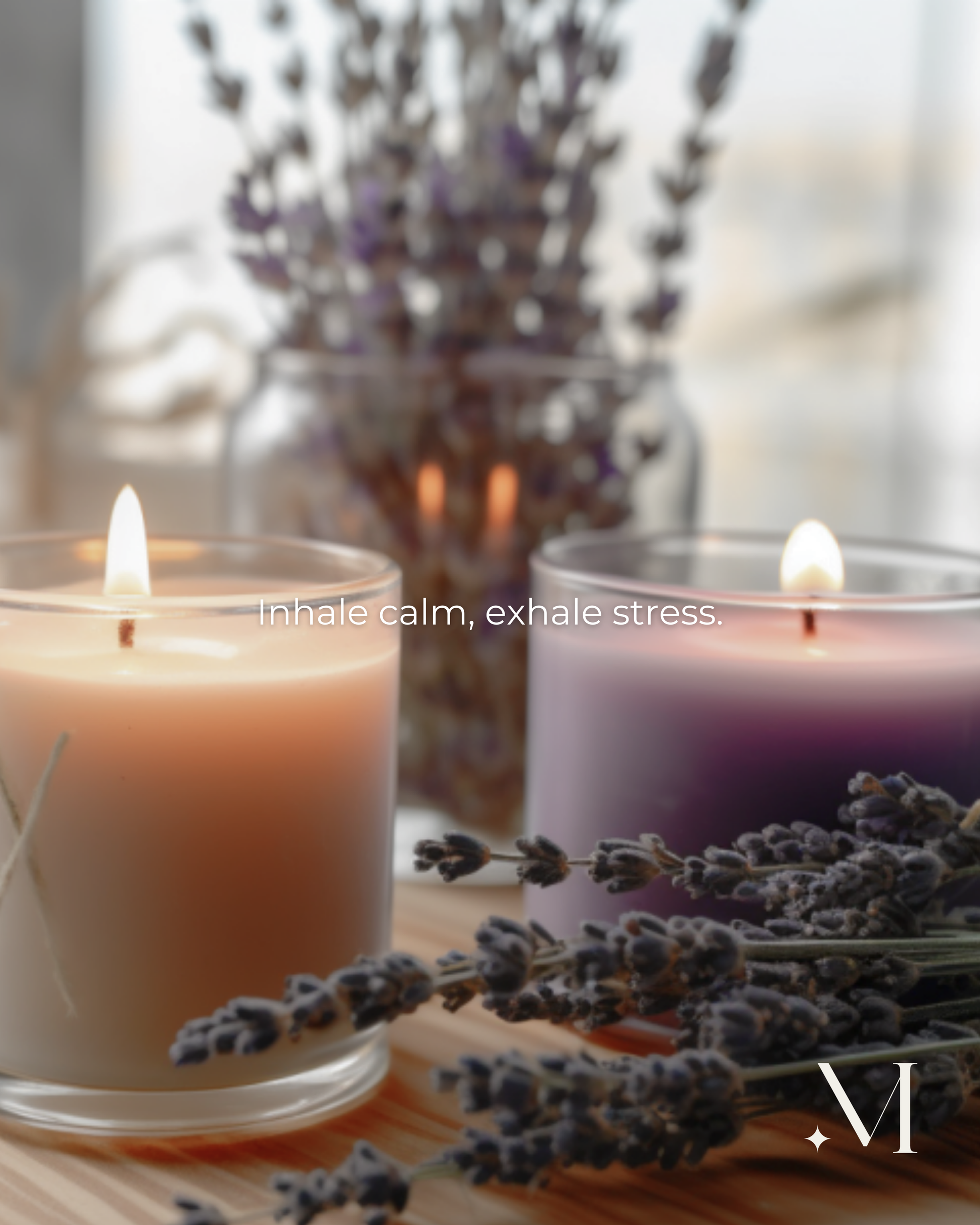 Aromatherapiekaarsen met brandende vlammen en verse lavendel, die ontspanning en stressvermindering bevorderen.