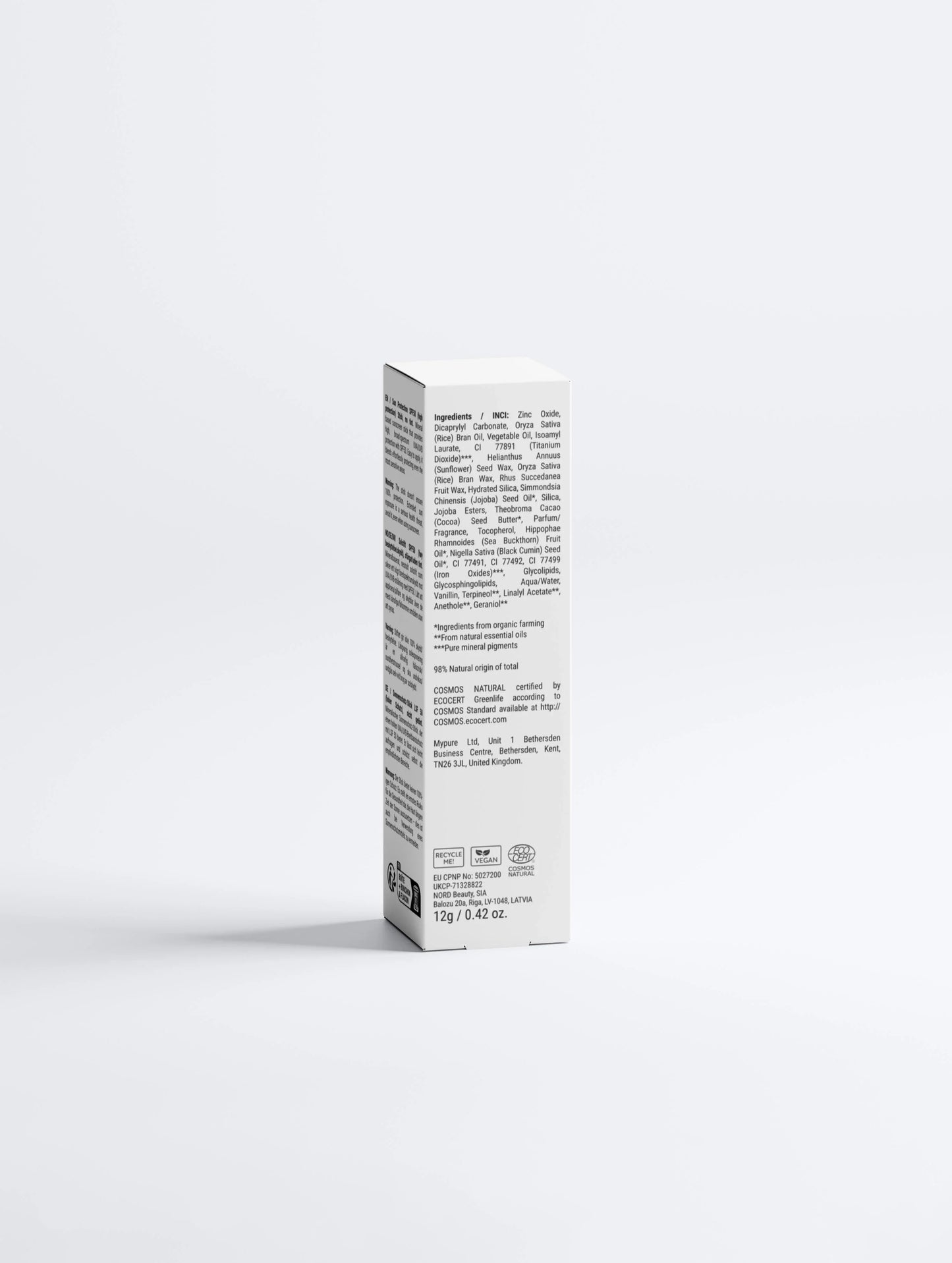 Achterkant van een Moura zonnebrandcrèmeverpakking met ingrediënten, certificeringen en recyclingsymbolen op een witte achtergrond.
