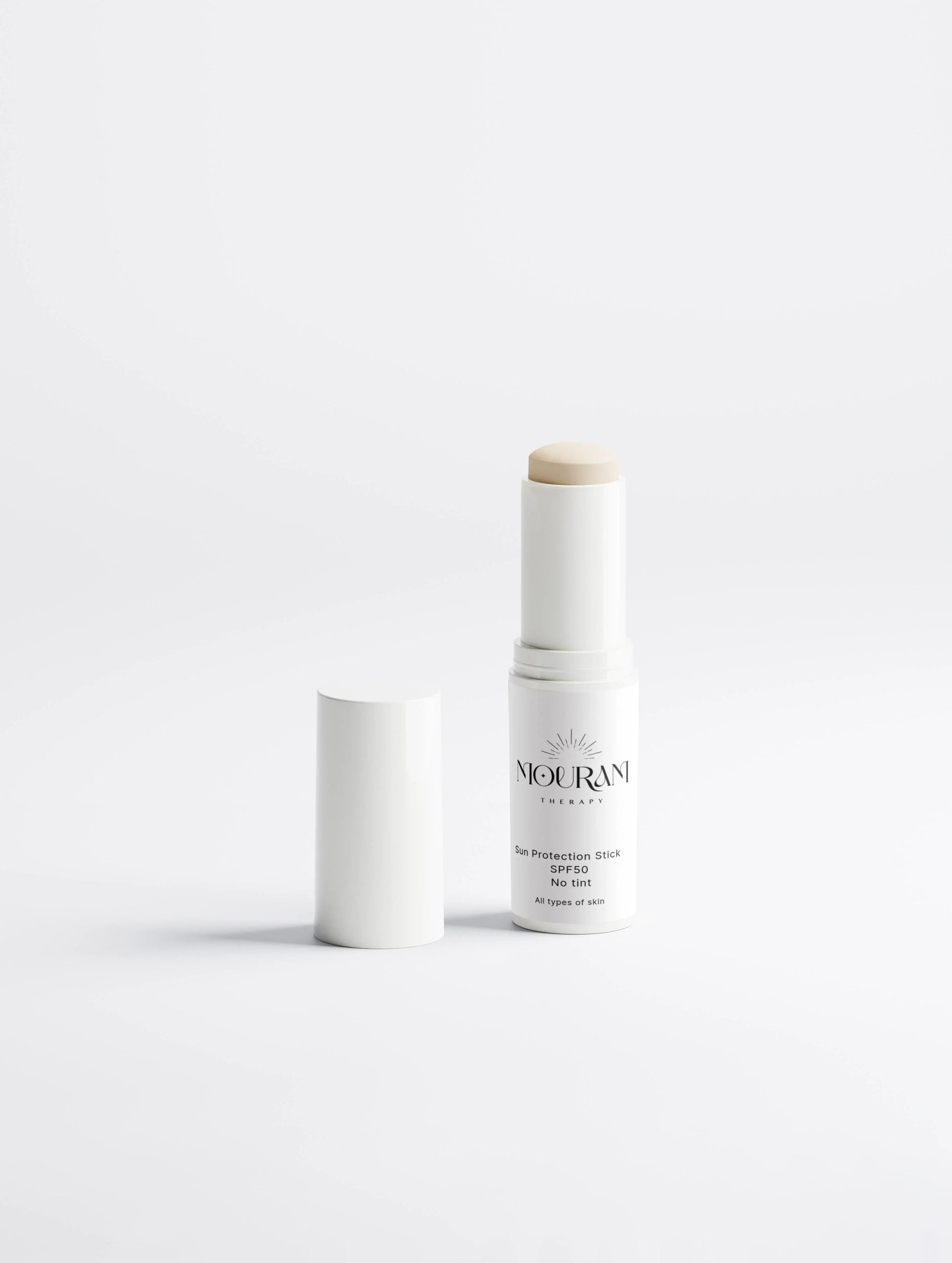 Moura White SPF 50 zonnebrandstick voor alle huidtypen, zonder dop, op een witte achtergrond.