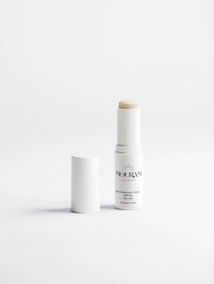 Moura White SPF 50 zonnebrandstick voor alle huidtypen, zonder dop, op een witte achtergrond.