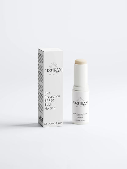 SPF50 zonnebrandstick voor alle huidtypen, zonder kleurpigmenten, doos en geopend product op een witte achtergrond.