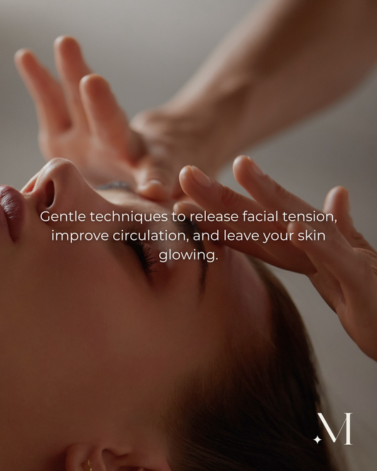 Close-up van een ontspannende gezichtsmassage, met zachte handtechnieken op het voorhoofd, ter bevordering van een gezonde huid.