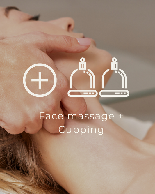 Close-up van een ontspannende gezichtsmassage met een illustratie van cuppingtherapie.