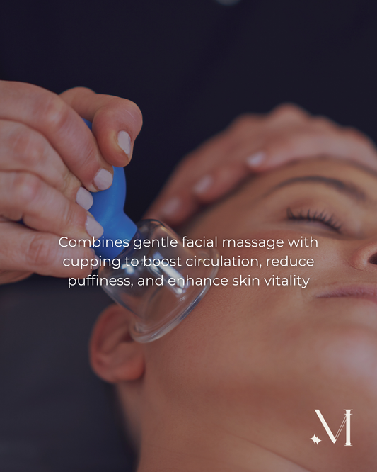 Gezichtsmassage met cuppingtherapie om de bloedsomloop te verbeteren en zwellingen te verminderen.