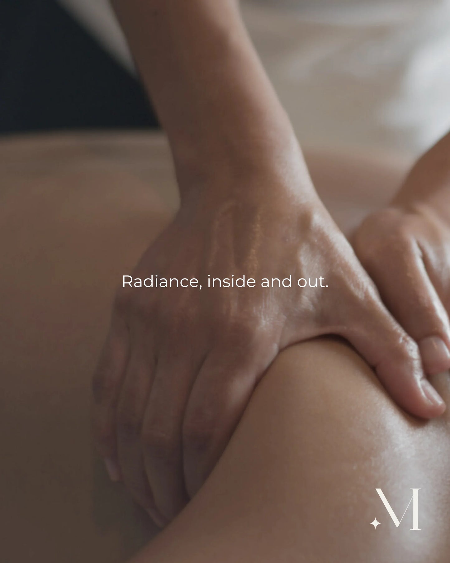 Close-up van handen die een therapeutische massage uitvoeren op de blote rug, ter bevordering van ontspanning en welzijn.