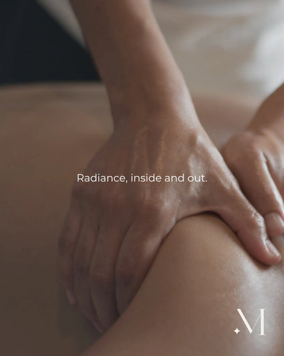 Close-up van handen die een therapeutische massage uitvoeren op de blote rug, ter bevordering van ontspanning en welzijn.