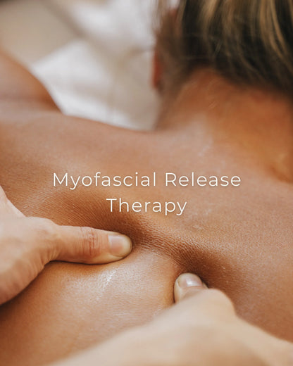 Close-up van een myofasciale release-massage op de blote schouder van een persoon.