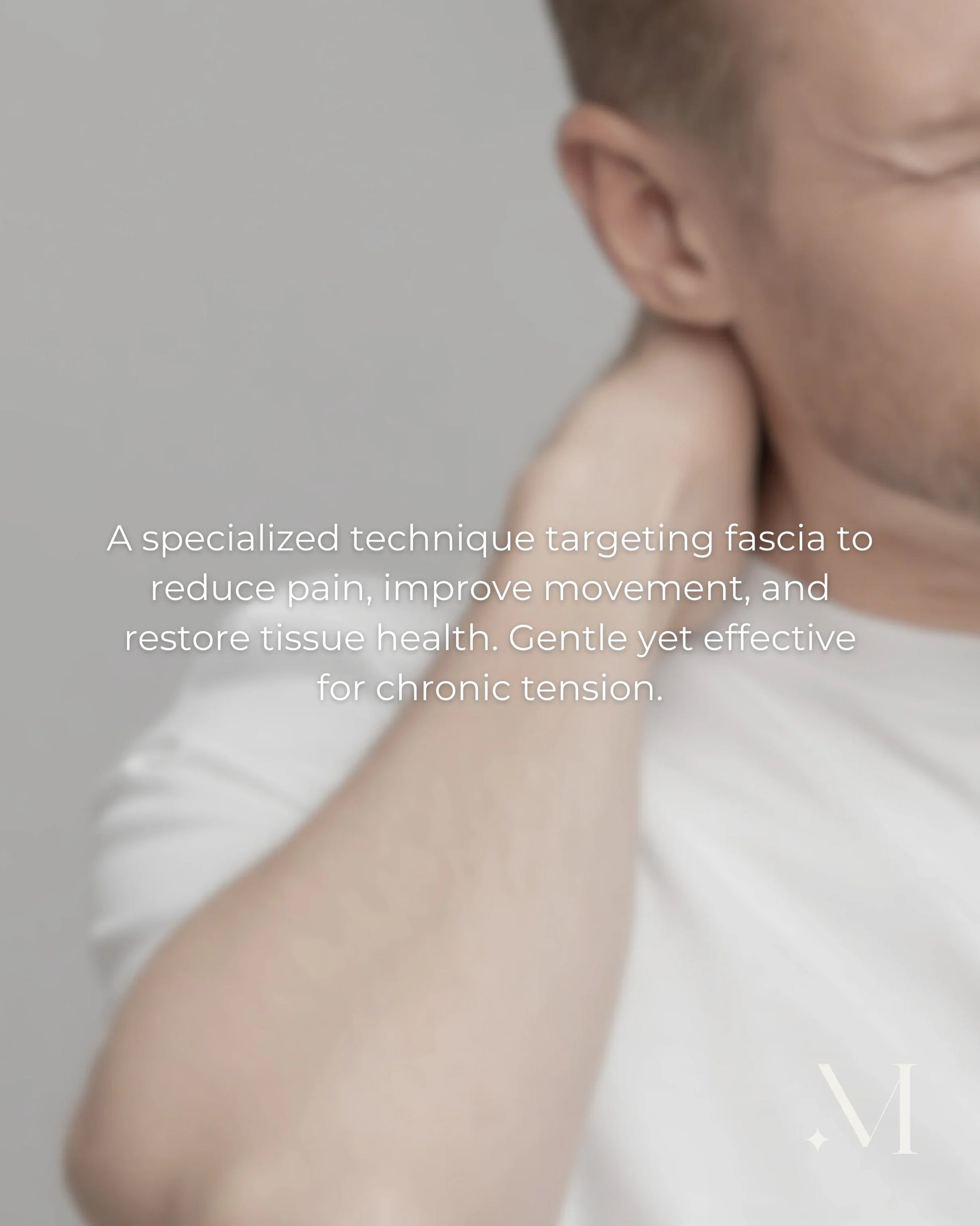 Man in wit shirt houdt zijn nek vast en illustreert myofasciale release-therapie voor pijnverlichting.