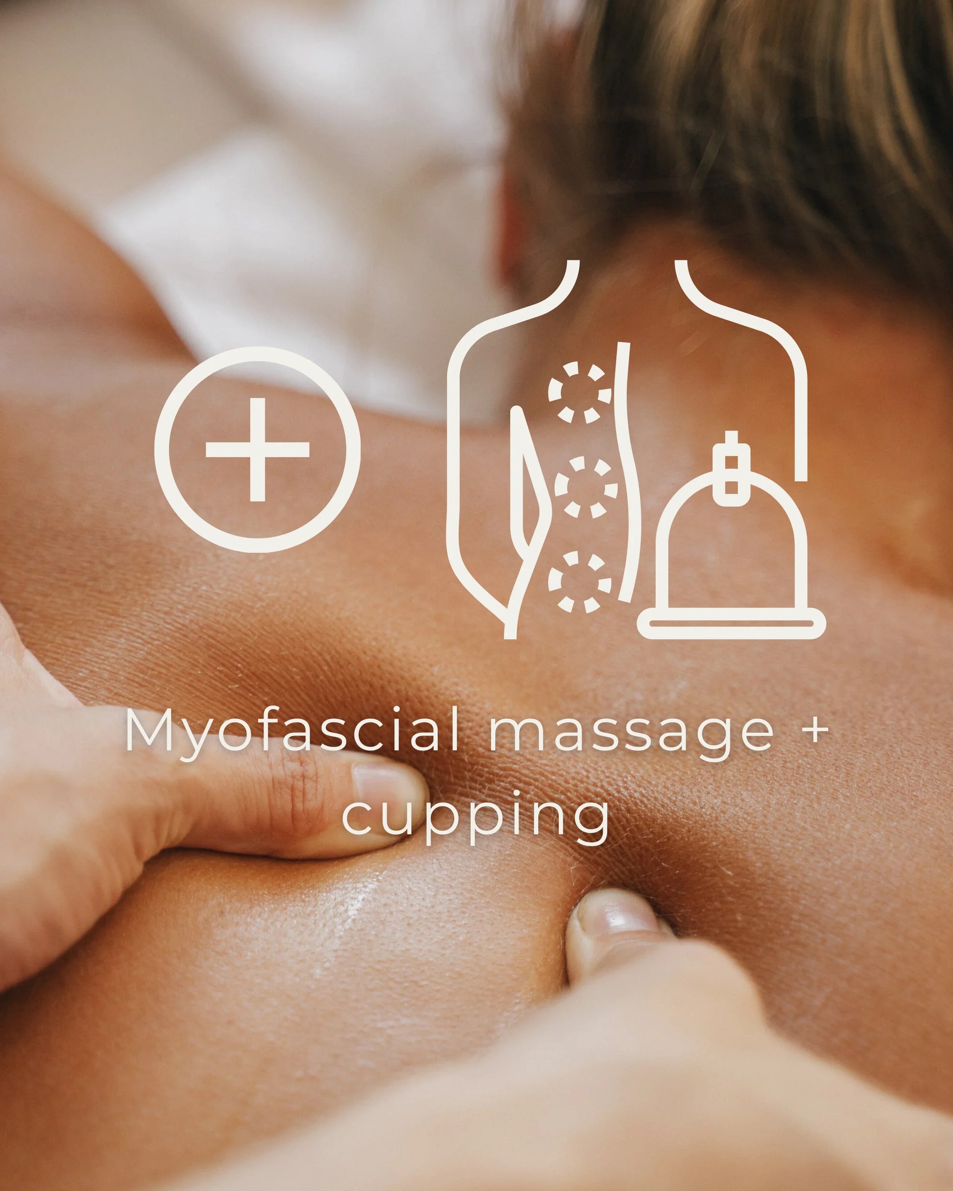 Close-up van myofasciale massage met cuppingtherapie-pictogrammen op een blote rug.