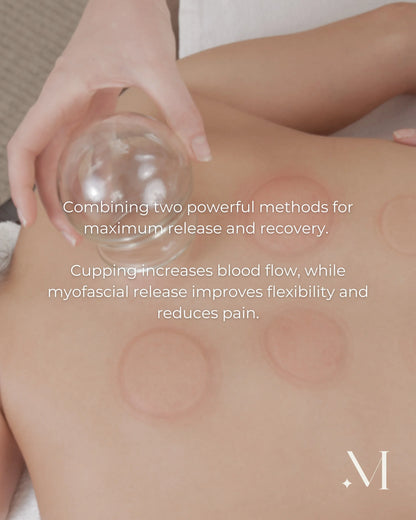 Myofasciale cuppingtherapie op de blote rug, waarbij de cuppingafdrukken zichtbaar zijn en een hand een glazen cup vasthoudt.