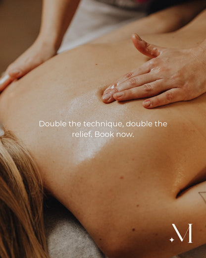 Therapeut voert een ontspannende rugmassage uit op een ingeoliede huid en promoot daarbij massagebehandelingen.