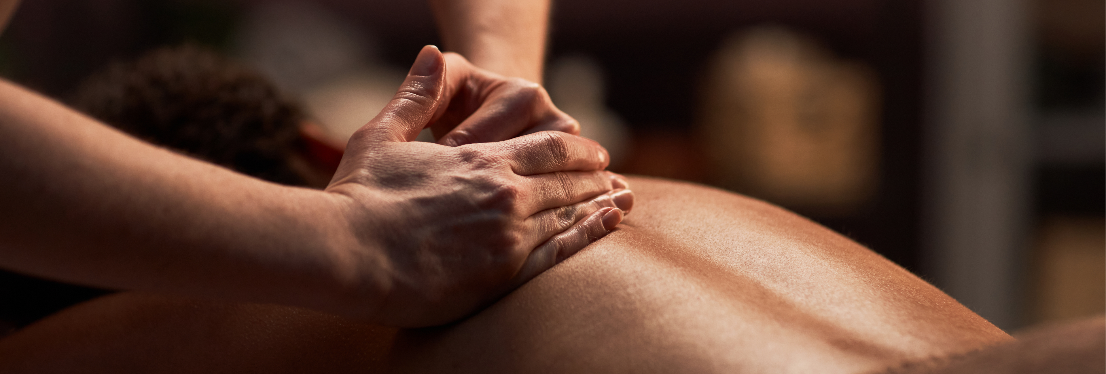 Handmassage van de rug bij Mouram Therapy