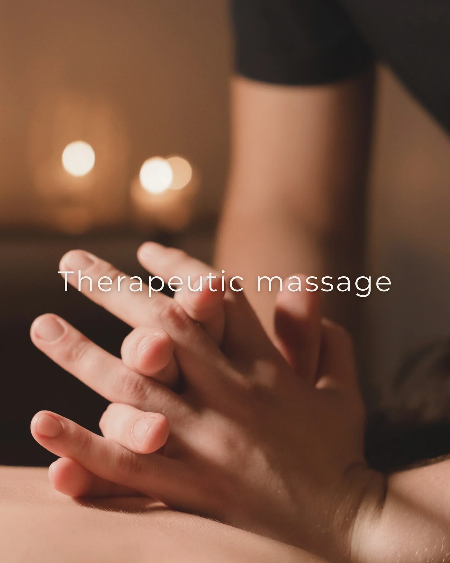 Close-up van therapeutische massagehanden in een ontspannende spa-omgeving bij warm kaarslicht.