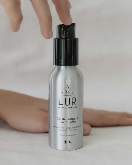 LUR Natural Skinfood reinigingsgelfles met pompje, hand die naar het huidverzorgingsproduct grijpt